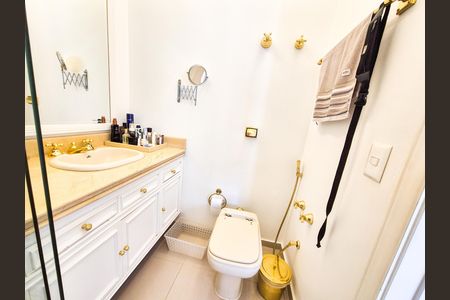 Apartamento à venda com 257m², 3 quartos e 2 vagas Apartamento à venda com 257m², 3 quartos e 2 vagasBanheiro da Suíte 2