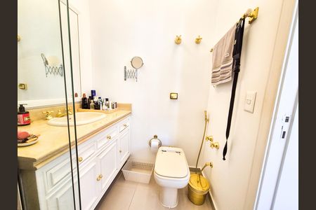 Apartamento à venda com 257m², 3 quartos e 2 vagas Apartamento à venda com 257m², 3 quartos e 2 vagasBanheiro da Suíte 2
