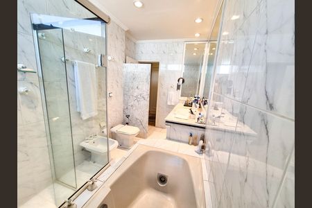 Apartamento à venda com 257m², 3 quartos e 2 vagas Apartamento à venda com 257m², 3 quartos e 2 vagasBanheiro da Suíte 3