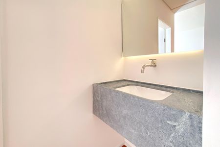 Banheiro de apartamento à venda com 2 quartos, 90m² em Funcionários, Belo Horizonte
