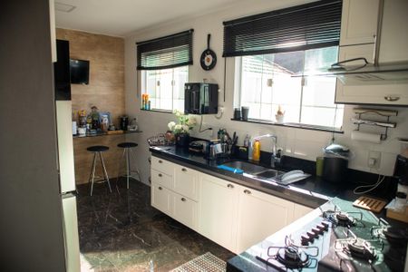Casa de condomínio à venda com 315m², 4 quartos e 2 vagas Casa de condomínio à venda com 315m², 4 quartos e 2 vagasCozinha