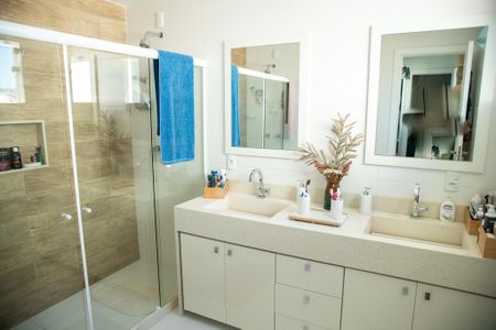 Casa de condomínio à venda com 315m², 4 quartos e 2 vagas Casa de condomínio à venda com 315m², 4 quartos e 2 vagasBanheiro