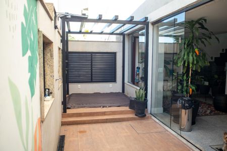 Casa de condomínio à venda com 315m², 4 quartos e 2 vagas Casa de condomínio à venda com 315m², 4 quartos e 2 vagasÁrea Externa