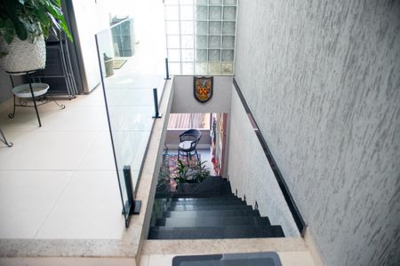 Casa de condomínio à venda com 315m², 4 quartos e 2 vagas Casa de condomínio à venda com 315m², 4 quartos e 2 vagasEscada