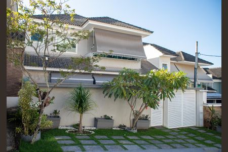 Casa de condomínio à venda com 315m², 4 quartos e 2 vagas Casa de condomínio à venda com 315m², 4 quartos e 2 vagasFachada