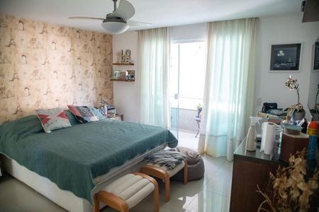 Casa de condomínio à venda com 315m², 4 quartos e 2 vagas Casa de condomínio à venda com 315m², 4 quartos e 2 vagasQuarto