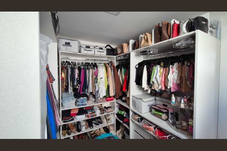 Casa de condomínio à venda com 315m², 4 quartos e 2 vagas Casa de condomínio à venda com 315m², 4 quartos e 2 vagasCloset