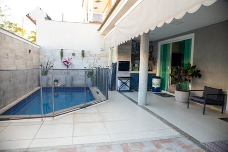 Casa de condomínio à venda com 315m², 4 quartos e 2 vagas Casa de condomínio à venda com 315m², 4 quartos e 2 vagasPiscina