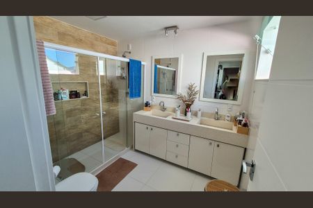 Casa de condomínio à venda com 315m², 4 quartos e 2 vagas Casa de condomínio à venda com 315m², 4 quartos e 2 vagasBanheiro