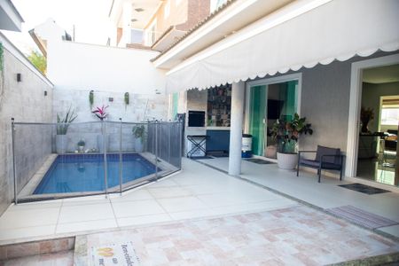 Casa de condomínio à venda com 315m², 4 quartos e 2 vagas Casa de condomínio à venda com 315m², 4 quartos e 2 vagasPiscina