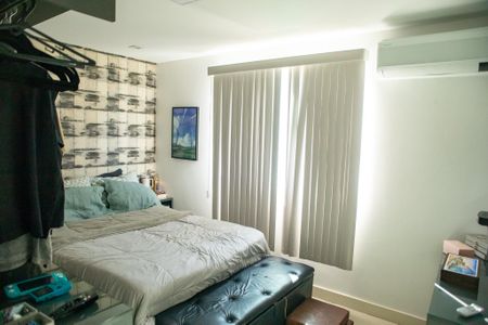Casa de condomínio à venda com 315m², 4 quartos e 2 vagas Casa de condomínio à venda com 315m², 4 quartos e 2 vagasQuarto