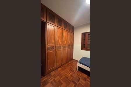 Casa de condomínio à venda com 500m², 4 quartos e 4 vagas Casa de condomínio à venda com 500m², 4 quartos e 4 vagasQuarto