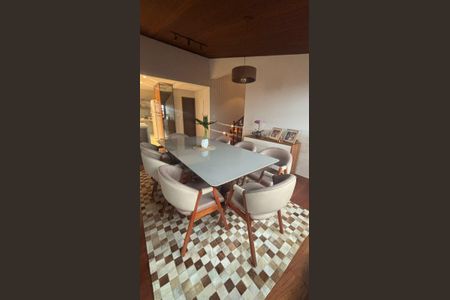 Casa de condomínio à venda com 500m², 4 quartos e 4 vagas Casa de condomínio à venda com 500m², 4 quartos e 4 vagasSala de Jantar