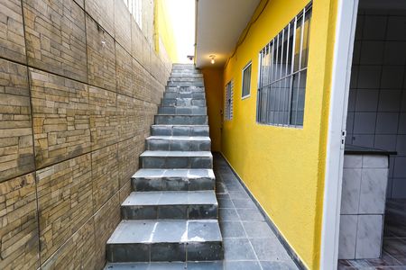 escada de entrada de casa para alugar com 2 quartos, 81m² em Vila Pirajussara, São Paulo