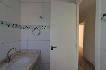 Banheiro da Suíte de apartamento para alugar com 2 quartos, 48m² em Parque Industriario, Santo André
