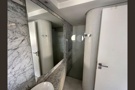 Banheiro social de apartamento para alugar com 3 quartos, 120m² em Auxiliadora, Porto Alegre