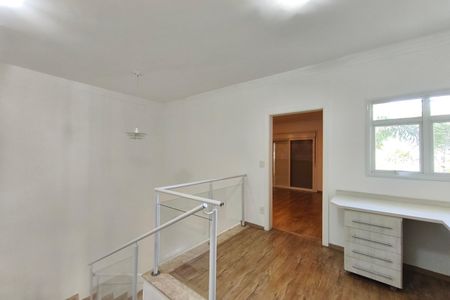 Casa de condomínio para alugar com 242m², 3 quartos e 2 vagasEscritório