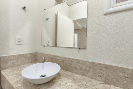 Casa de condomínio para alugar com 242m², 3 quartos e 2 vagasLavabo