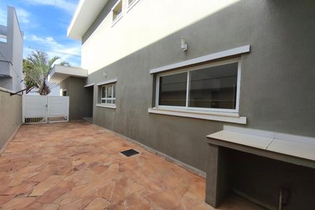 Casa de condomínio para alugar com 242m², 3 quartos e 2 vagasCorredor - Quintal