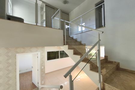 Casa de condomínio para alugar com 242m², 3 quartos e 2 vagasEscada - Quartos