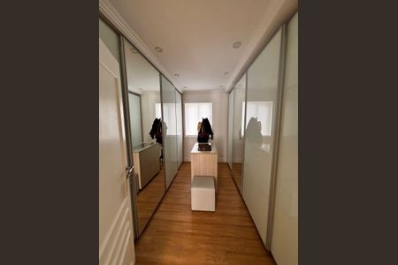 Casa de condomínio à venda com 560m², 5 quartos e 4 vagas Casa de condomínio à venda com 560m², 5 quartos e 4 vagasCloset