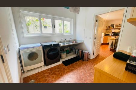 Casa de condomínio à venda com 560m², 5 quartos e 4 vagas Casa de condomínio à venda com 560m², 5 quartos e 4 vagasLavanderia