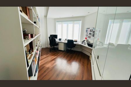 Casa de condomínio à venda com 560m², 5 quartos e 4 vagas Casa de condomínio à venda com 560m², 5 quartos e 4 vagasEscritório