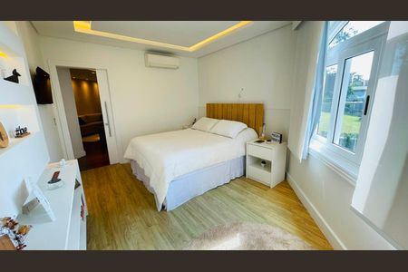 Casa de condomínio à venda com 560m², 5 quartos e 4 vagas Casa de condomínio à venda com 560m², 5 quartos e 4 vagasSuíte 4