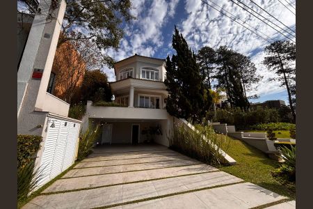 Casa de condomínio à venda com 560m², 5 quartos e 4 vagas Casa de condomínio à venda com 560m², 5 quartos e 4 vagasFachada
