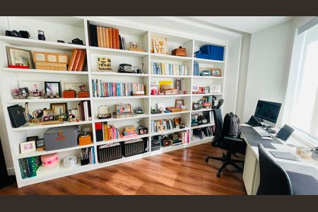 Casa de condomínio à venda com 560m², 5 quartos e 4 vagas Casa de condomínio à venda com 560m², 5 quartos e 4 vagasEscritório