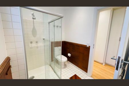 Casa de condomínio à venda com 560m², 5 quartos e 4 vagas Casa de condomínio à venda com 560m², 5 quartos e 4 vagasBanheiro suíte 3