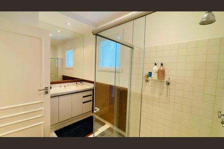Casa de condomínio à venda com 560m², 5 quartos e 4 vagas Casa de condomínio à venda com 560m², 5 quartos e 4 vagasBanheiro suíte 3