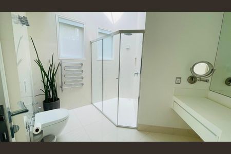 Casa de condomínio à venda com 560m², 5 quartos e 4 vagas Casa de condomínio à venda com 560m², 5 quartos e 4 vagasBanheiro suíte 4