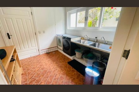 Casa de condomínio à venda com 560m², 5 quartos e 4 vagas Casa de condomínio à venda com 560m², 5 quartos e 4 vagasLavanderia