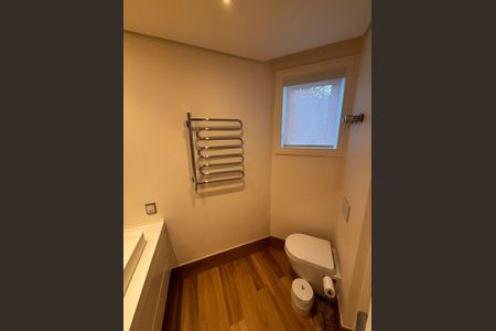 Casa de condomínio à venda com 560m², 5 quartos e 4 vagas Casa de condomínio à venda com 560m², 5 quartos e 4 vagasBanheiro suíte 1