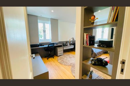 Casa de condomínio à venda com 560m², 5 quartos e 4 vagas Casa de condomínio à venda com 560m², 5 quartos e 4 vagasSuíte 3