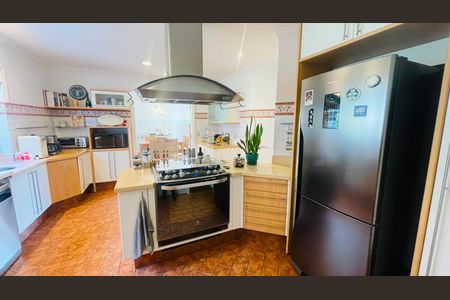 Casa de condomínio à venda com 560m², 5 quartos e 4 vagas Casa de condomínio à venda com 560m², 5 quartos e 4 vagasCozinha