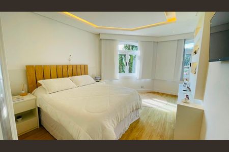 Casa de condomínio à venda com 560m², 5 quartos e 4 vagas Casa de condomínio à venda com 560m², 5 quartos e 4 vagasSuíte 4