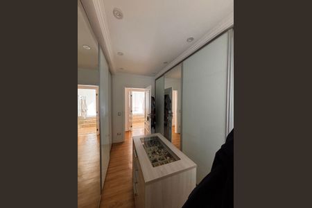 Casa de condomínio à venda com 560m², 5 quartos e 4 vagas Casa de condomínio à venda com 560m², 5 quartos e 4 vagasCloset