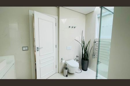 Casa de condomínio à venda com 560m², 5 quartos e 4 vagas Casa de condomínio à venda com 560m², 5 quartos e 4 vagasBanheiro suíte 4