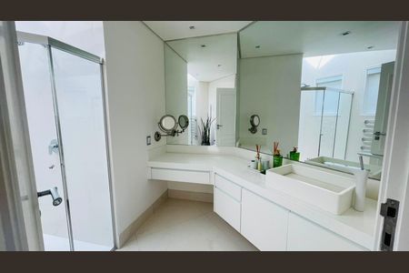 Casa de condomínio à venda com 560m², 5 quartos e 4 vagas Casa de condomínio à venda com 560m², 5 quartos e 4 vagasBanheiro suíte 4