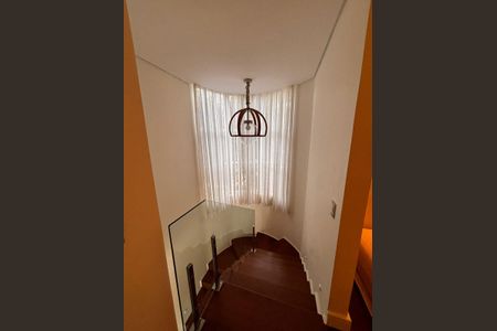 Casa de condomínio à venda com 560m², 5 quartos e 4 vagas Casa de condomínio à venda com 560m², 5 quartos e 4 vagasEscada para entrada dos quartos