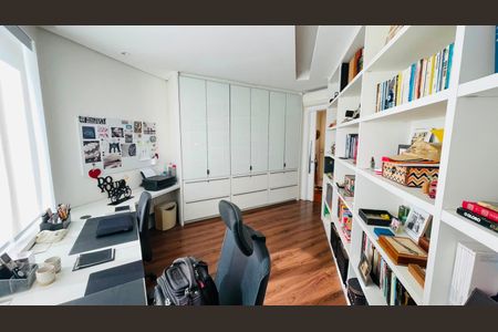 Casa de condomínio à venda com 560m², 5 quartos e 4 vagas Casa de condomínio à venda com 560m², 5 quartos e 4 vagasEscritório