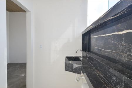 Banheiro de kitnet/studio para alugar com 1 quarto, 20m² em Saudade, Belo Horizonte