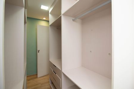 Casa de condomínio para alugar com 90m², 3 quartos e 2 vagas Casa de condomínio para alugar com 90m², 3 quartos e 2 vagasCloset da suíte