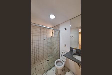 Banheiro edícula  de casa à venda com 4 quartos, 320m² em Vila Scarpelli, Santo André