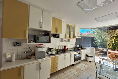 Casa à venda com 320m², 4 quartos e 6 vagas Casa à venda com 320m², 4 quartos e 6 vagasCozinha