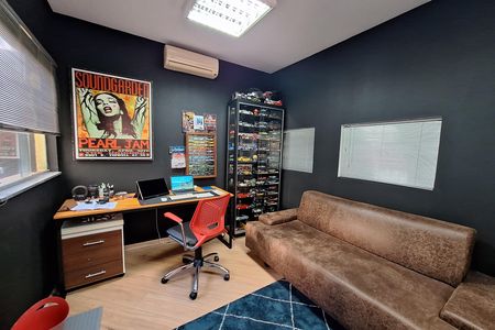 Casa à venda com 320m², 4 quartos e 6 vagas Casa à venda com 320m², 4 quartos e 6 vagasEscritório