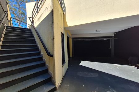 Casa à venda com 320m², 4 quartos e 6 vagas Casa à venda com 320m², 4 quartos e 6 vagasGaragem