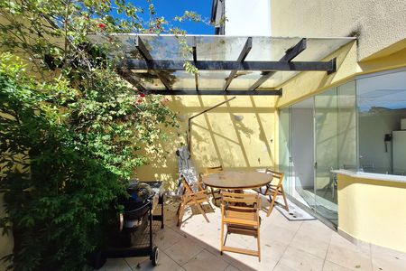 Casa à venda com 320m², 4 quartos e 6 vagas Casa à venda com 320m², 4 quartos e 6 vagasQuintal